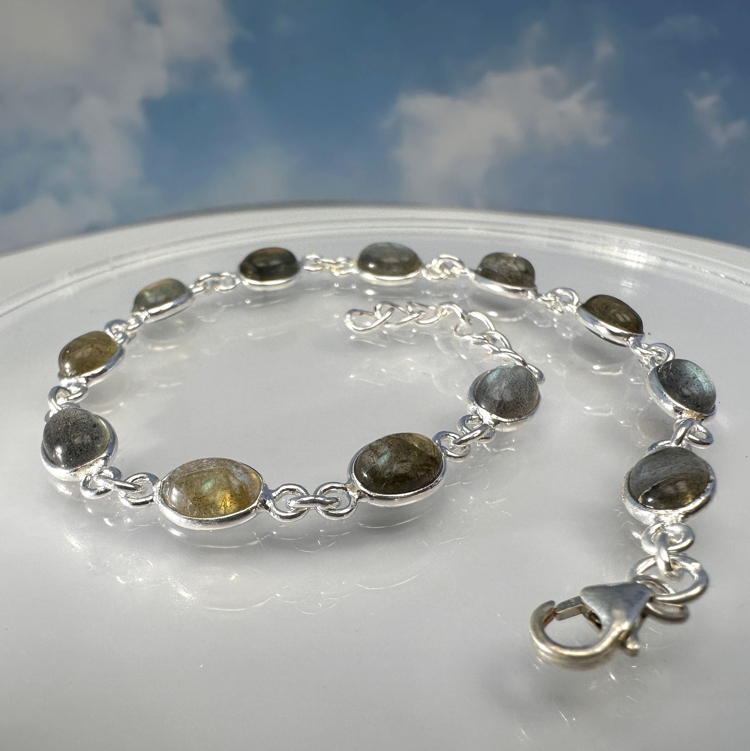 
Elegant, delicate bracelet made of 925 sterling silver with genuine labradorite. 