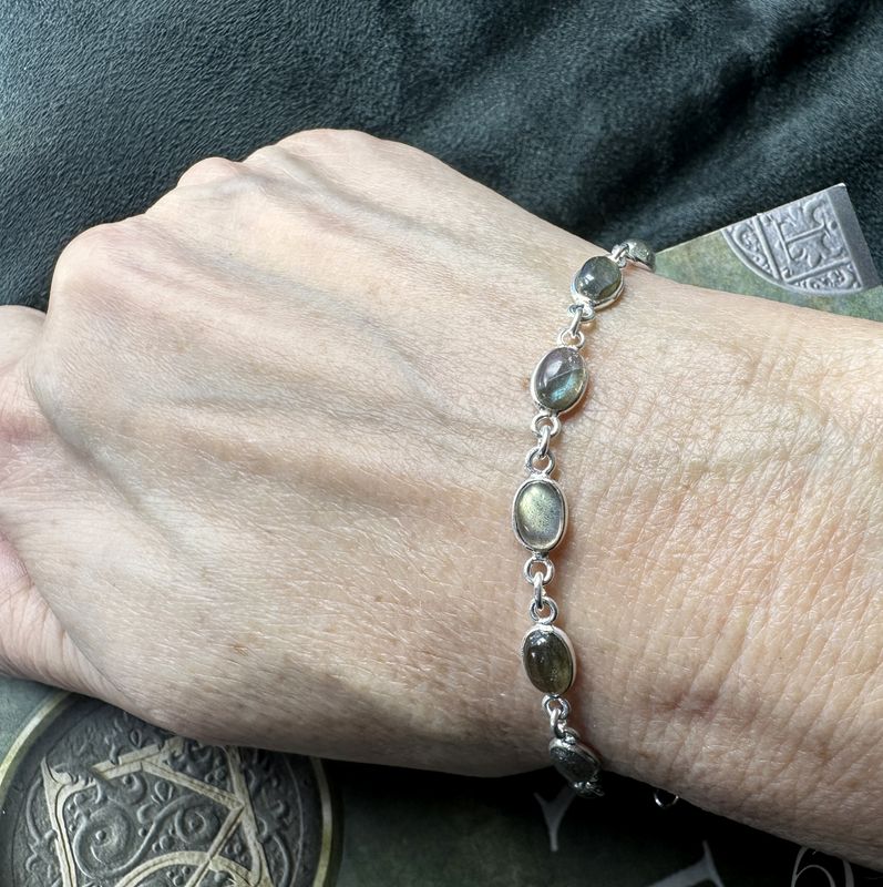 
Elegant, delicate bracelet made of 925 sterling silver with genuine labradorite. 