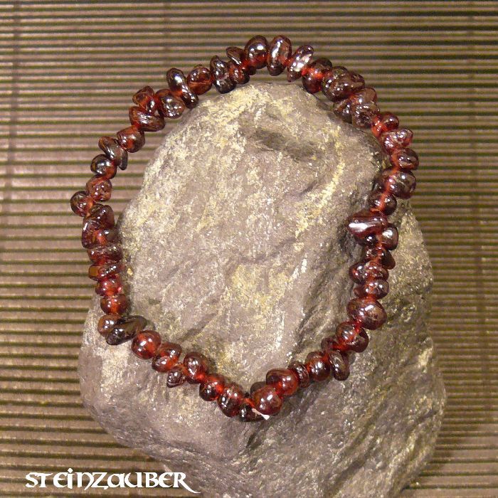 Garnet chip bracelet