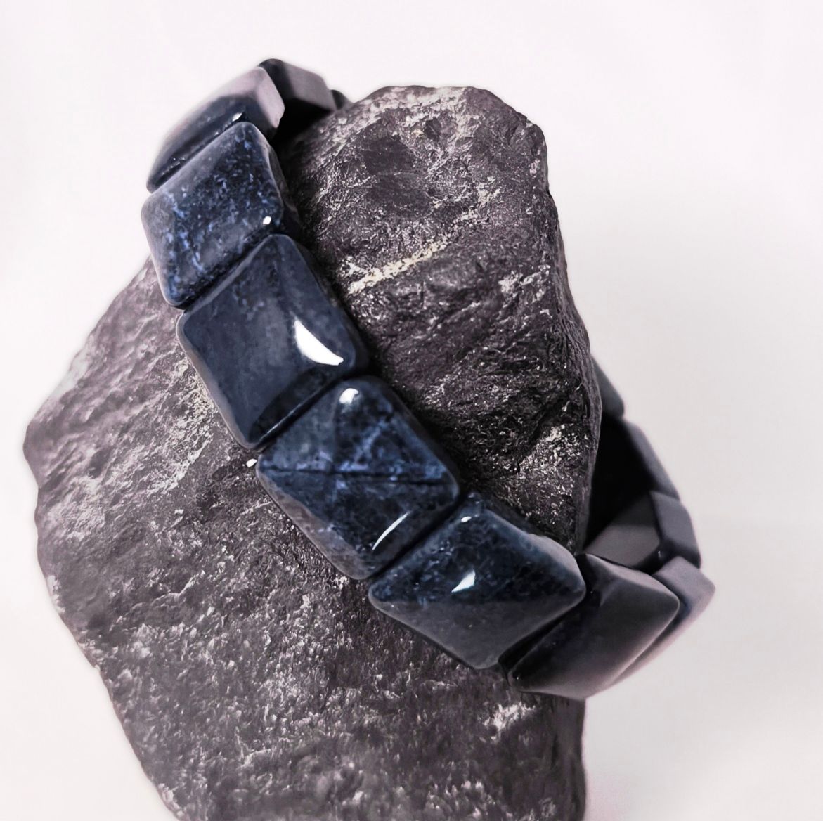 Bracelet made of dumoterite