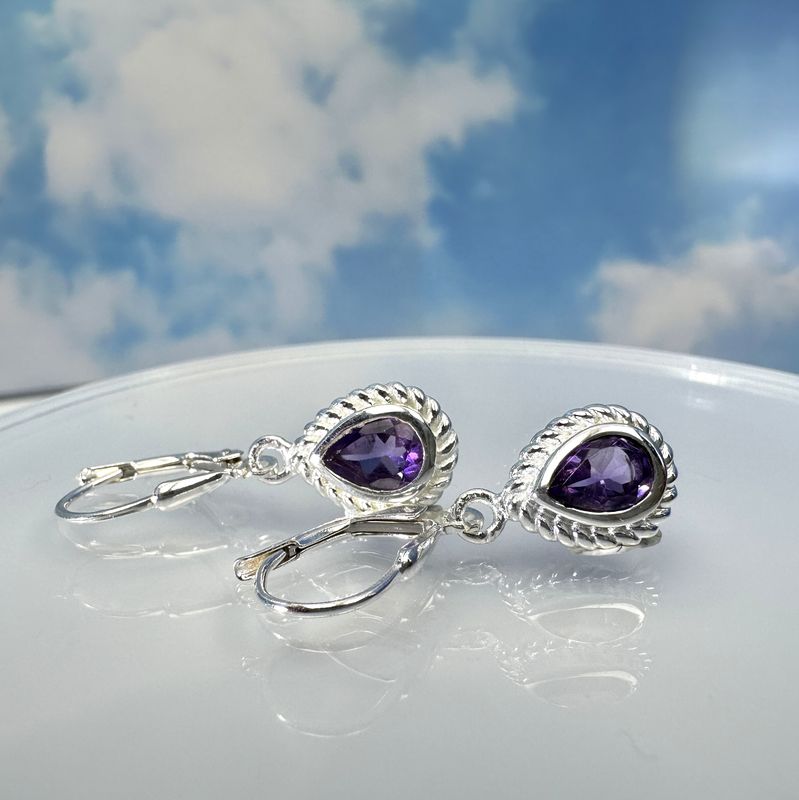 Beautiful amethyste earrings in 925 sterling silver with faceted stones.