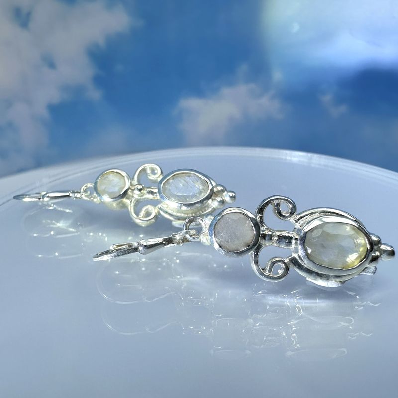Beautiful natural, real monstoone / rainbowmoonstone earrings with faceted stones in 925 sterling silver. 