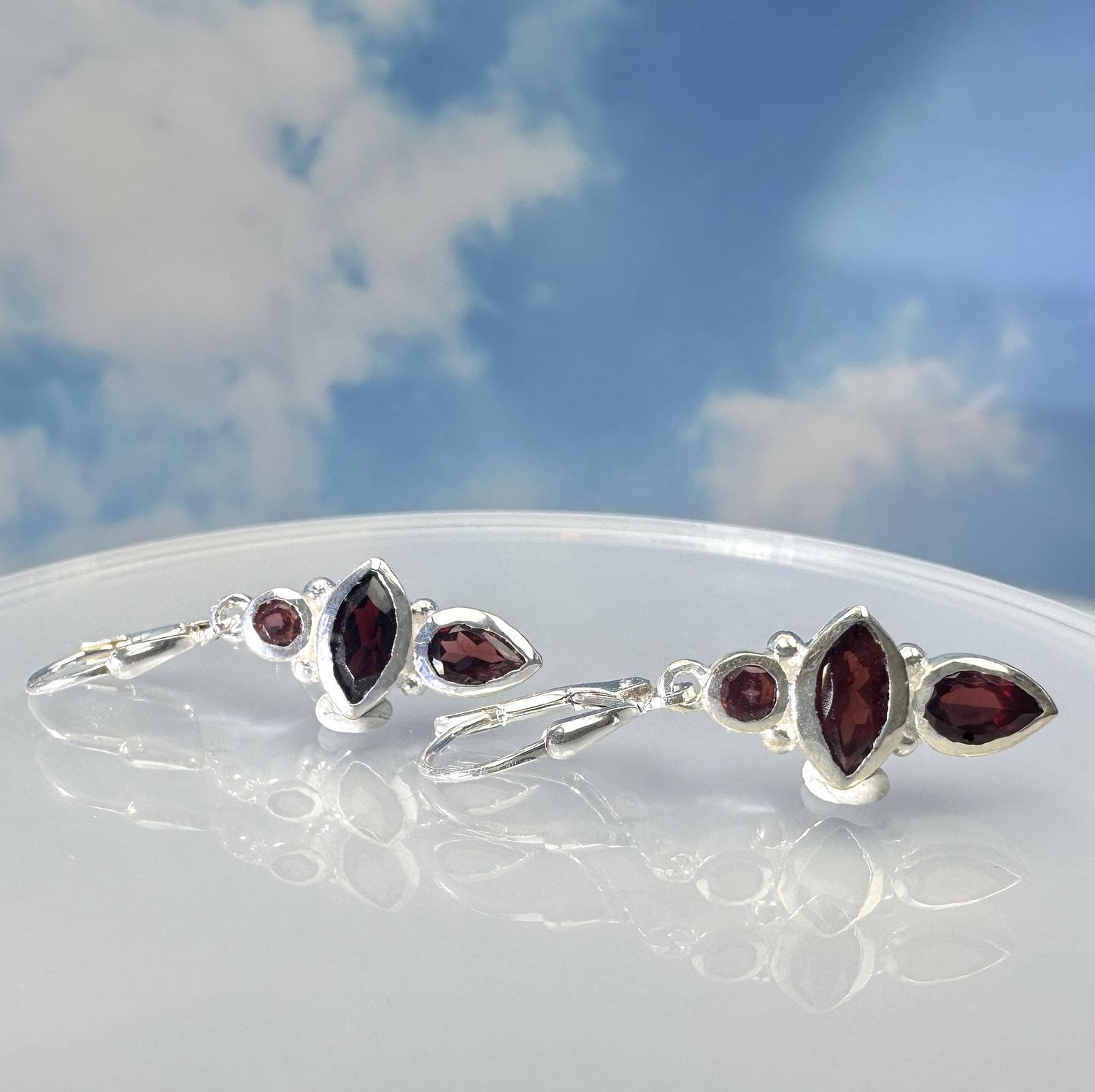 Beautiful earrings with faceted garnet in 925 sterling silver. 