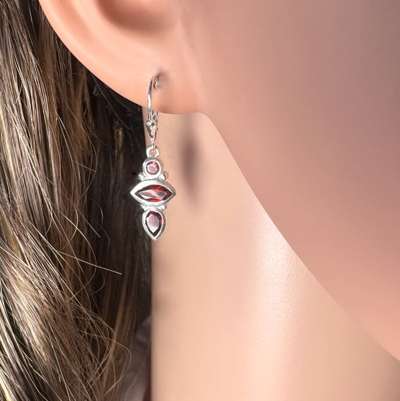 Beautiful earrings with faceted garnet in 925 sterling silver. 