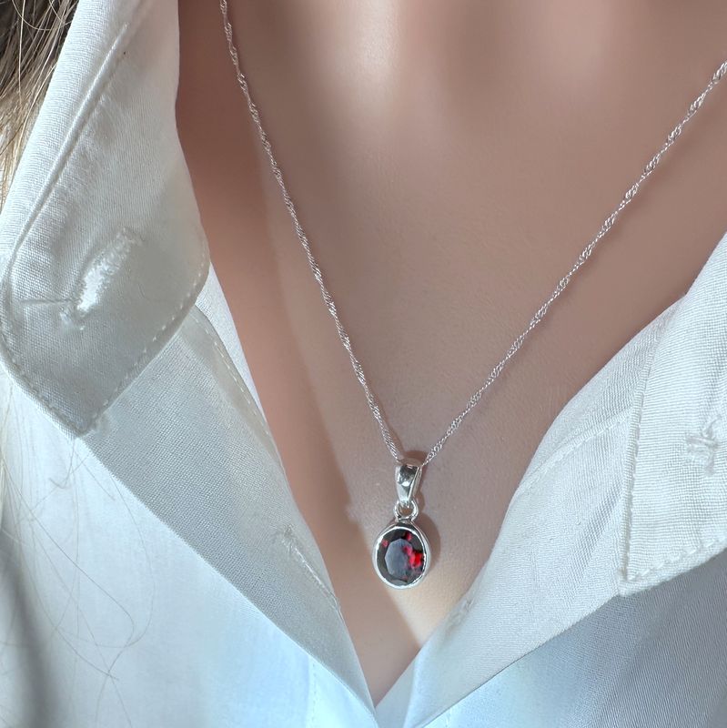 genuine, faceted garnet pendant in 925 silver