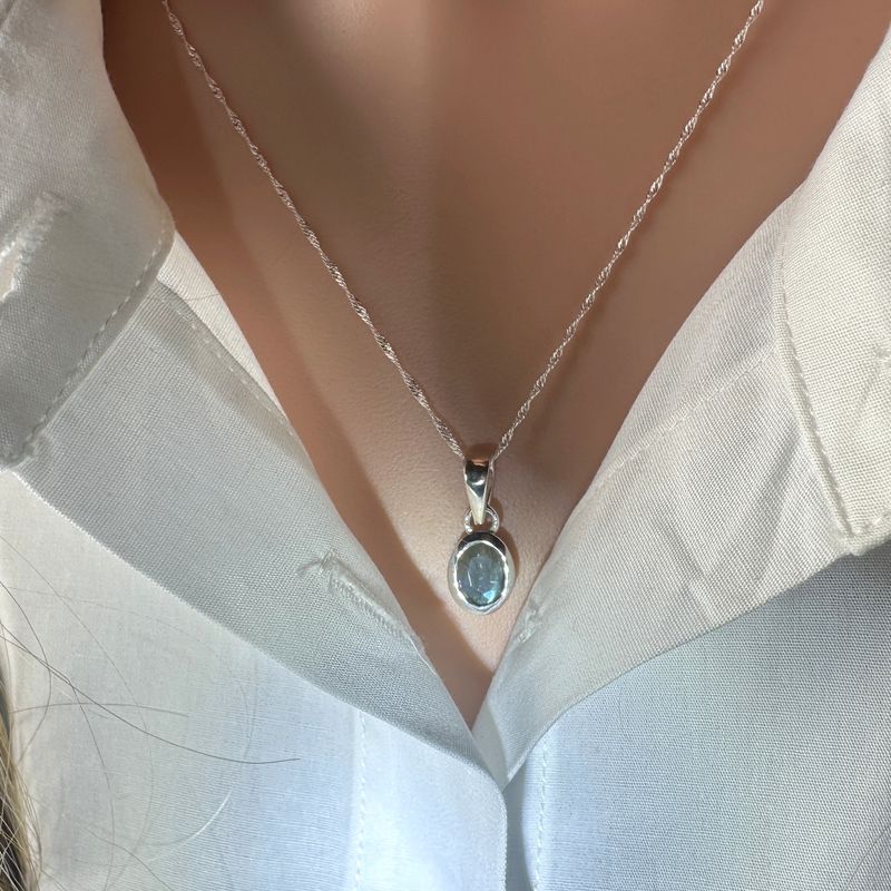 Elegant, genuine labradorite pendant set in 925 Sterling silver.