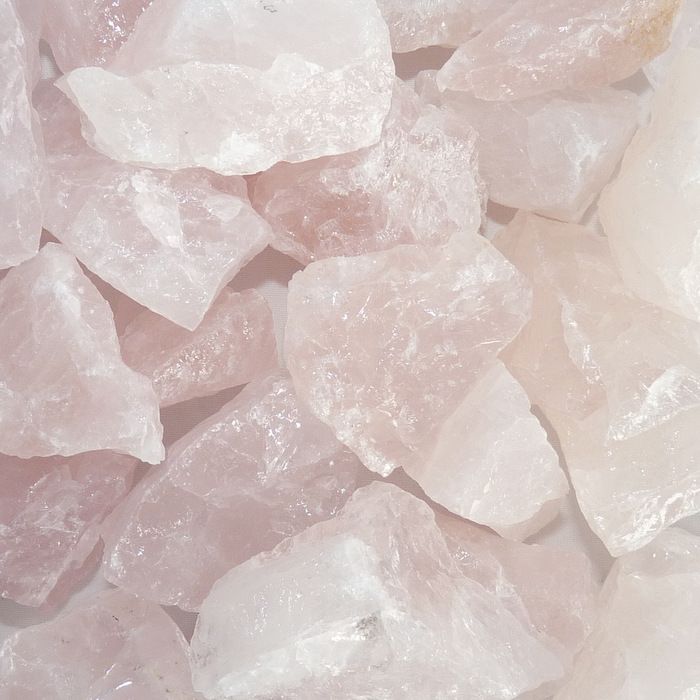 Raw rose quartz stone, approx. 3–4 cm
