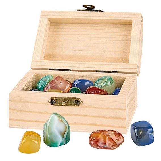 Moses piratenschatkist van hout met mineralen