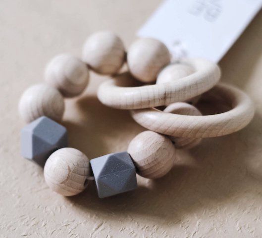 Bezisa rammelaar Wooden Basics geo Stone