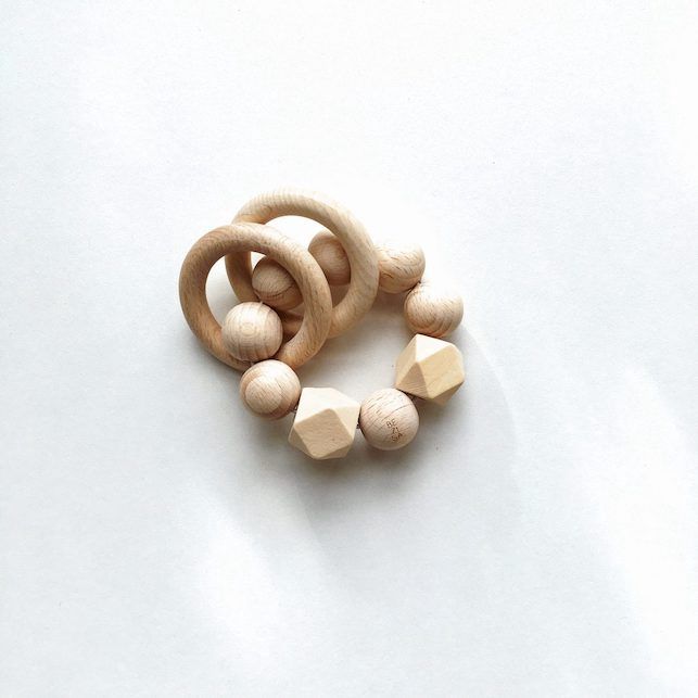Bezisa rammelaar Wooden basics Geo Naturel