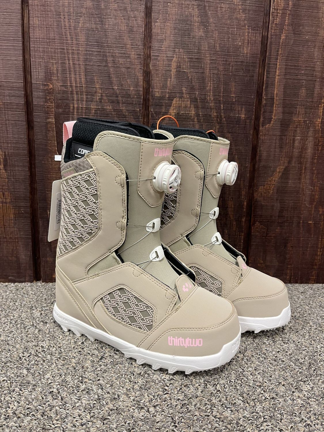 2019 ThirtyTwo Women&#39;s STW BOA Snowboard Boot, Size 8