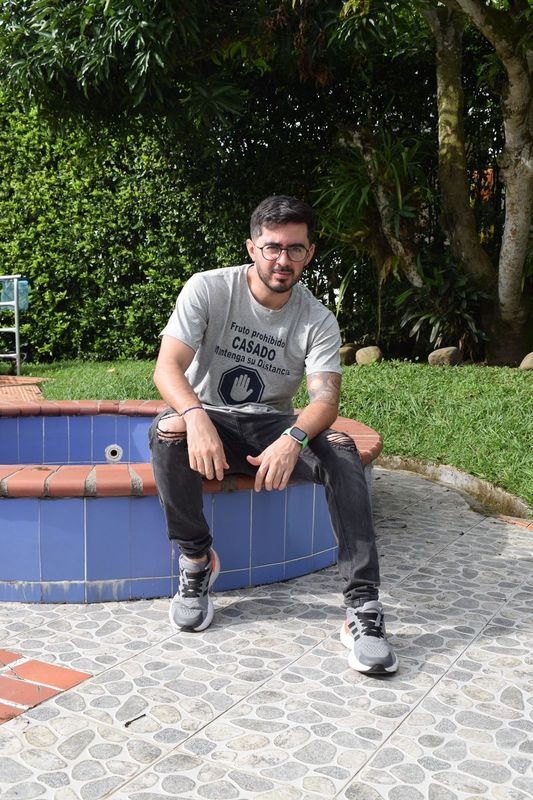 Camiseta “Fruto Prohibido – CASADO, mantenga su distancia”