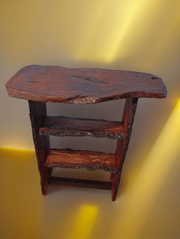 Mesa rústica con estantes