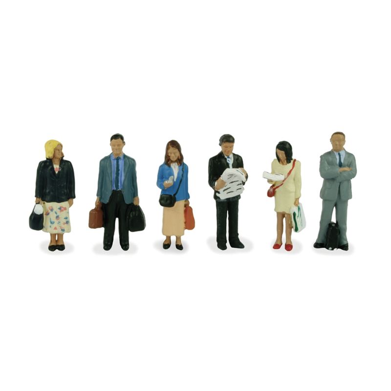 36-044  OO Gauge Station Passengers Standing