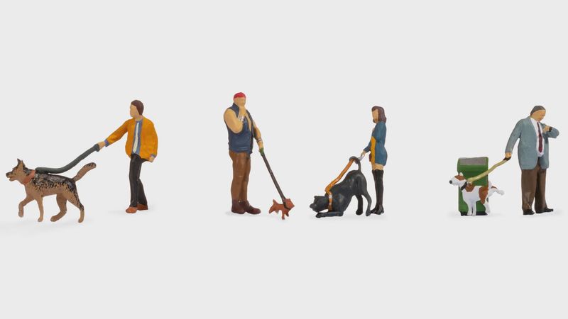 Noch 45471 TT120 Dog Walkers (4) Figure Set