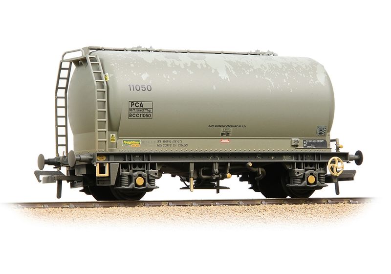 Bachmann OO Gauge PCA Metalair Bulk Powder Wagon 'Freightliner Heavy Haul' Grey [W]