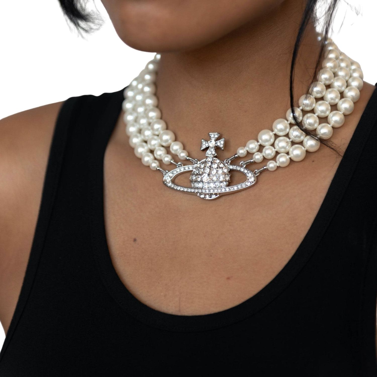 VIVIENNE WESTWOOD THREE ROW PEARL BAS RELIEF CHOKER SILVER