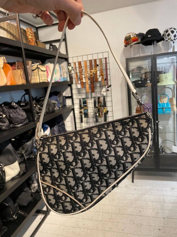 DIOR SADDLE DIORISSIMO POCHETTE BLACK AND WHITE (2002)