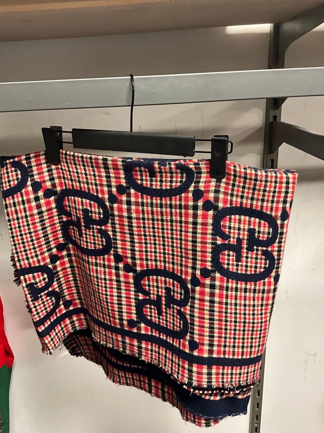 GUCCI GG JACQUARD CHECK WOOL SCARF – RED / NAVY