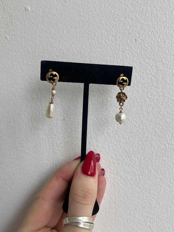 GUCCI ASYMETRICAL PEARL DROP EARINGS