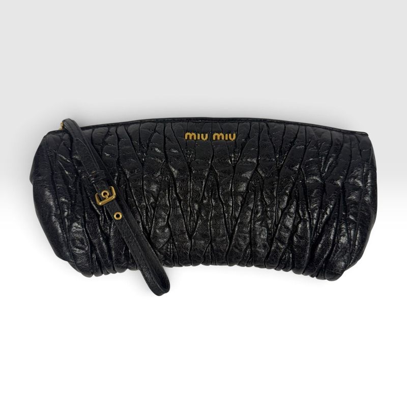 MIU MIU BLACK MATELASSÉ LUX EAST WEST WRISTLET CLUTCH
