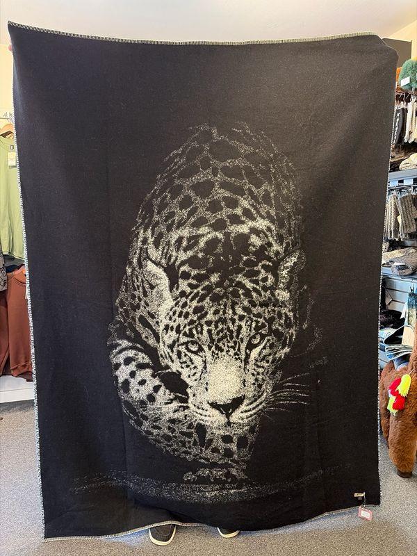 Double Face Black/Ivory Blanket