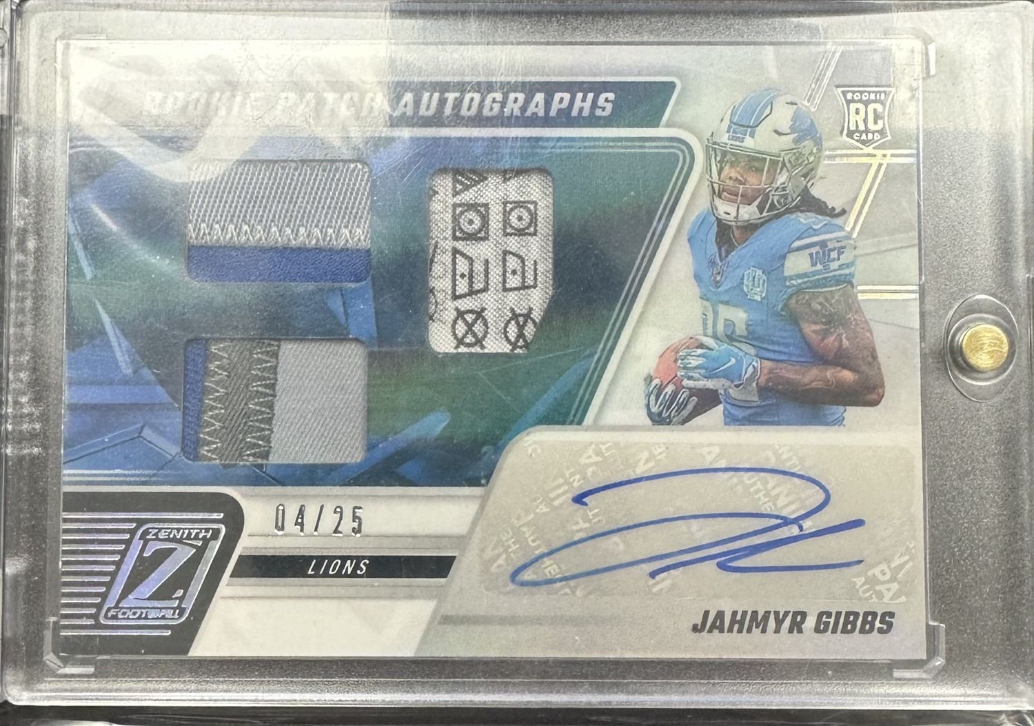 2023 Panini Zenith Jahmyr Gibbs Rookie Triple Patch Laundry Tag Auto 04/25
