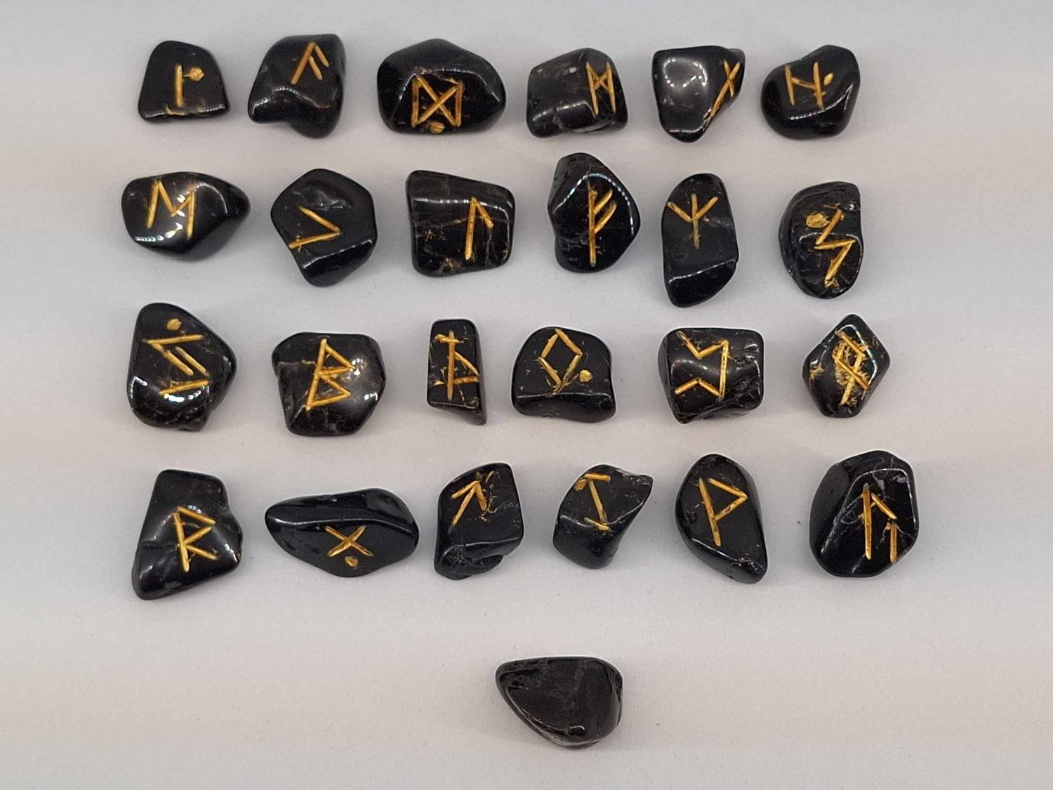 Runes divinatoire en Tourmaline noir