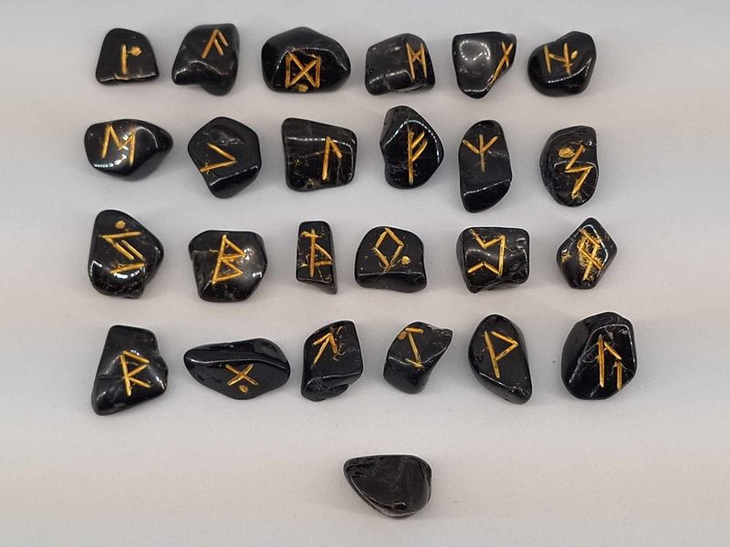 Runes divinatoire en Tourmaline noir