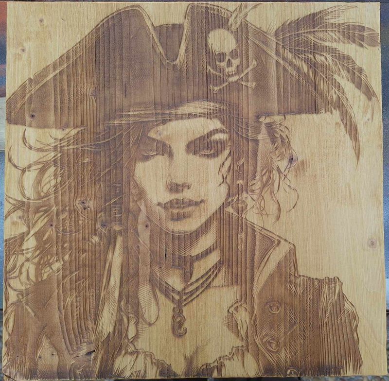 Pyrogravure laser d'une Pirate sur bois