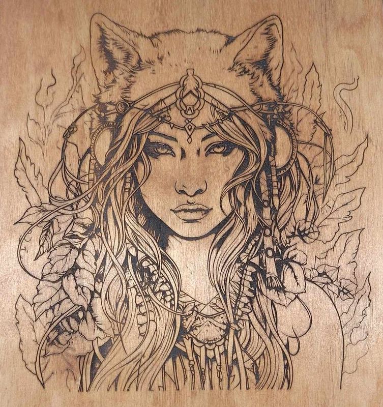 Pyrogravure laser d'une chamane sur bois