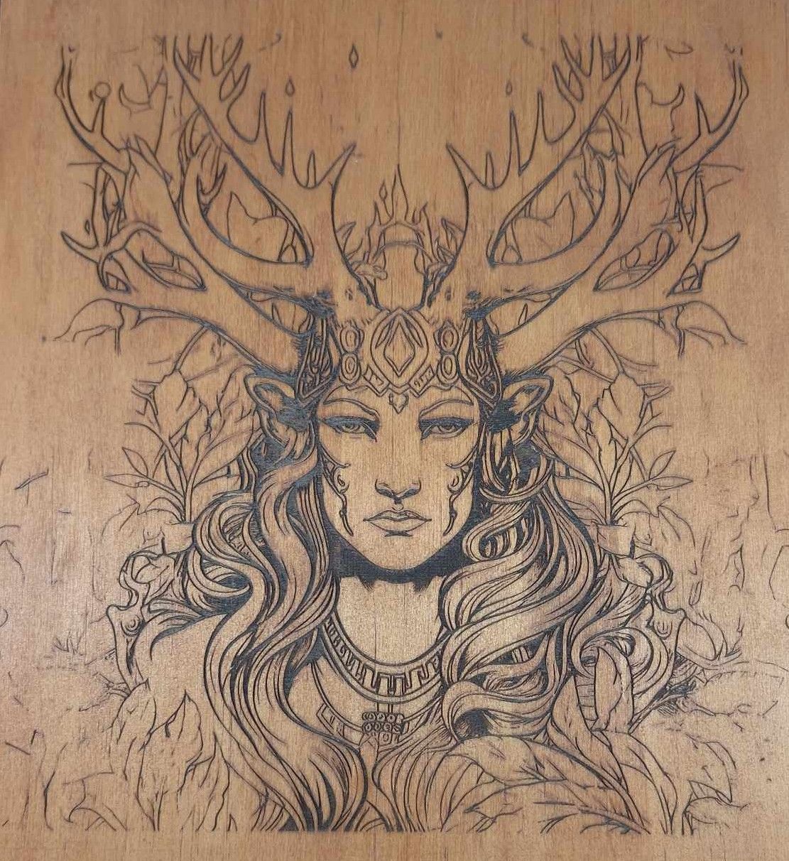 Pyrogravure laser d'un homme cerf sur bois