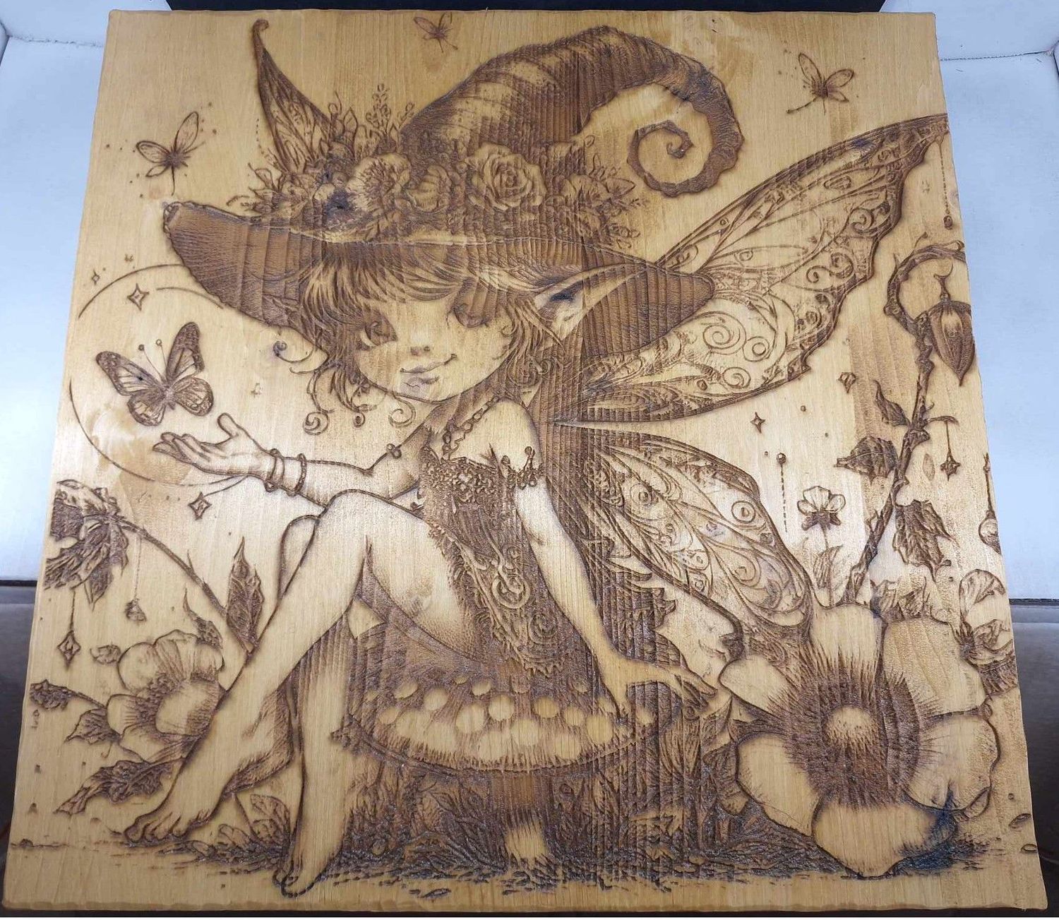 Pyrogravure laser d'une Fée sur bois