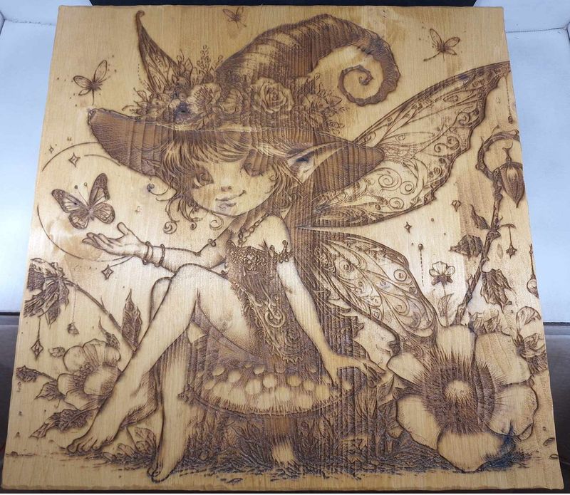 Pyrogravure laser d'une Fée sur bois