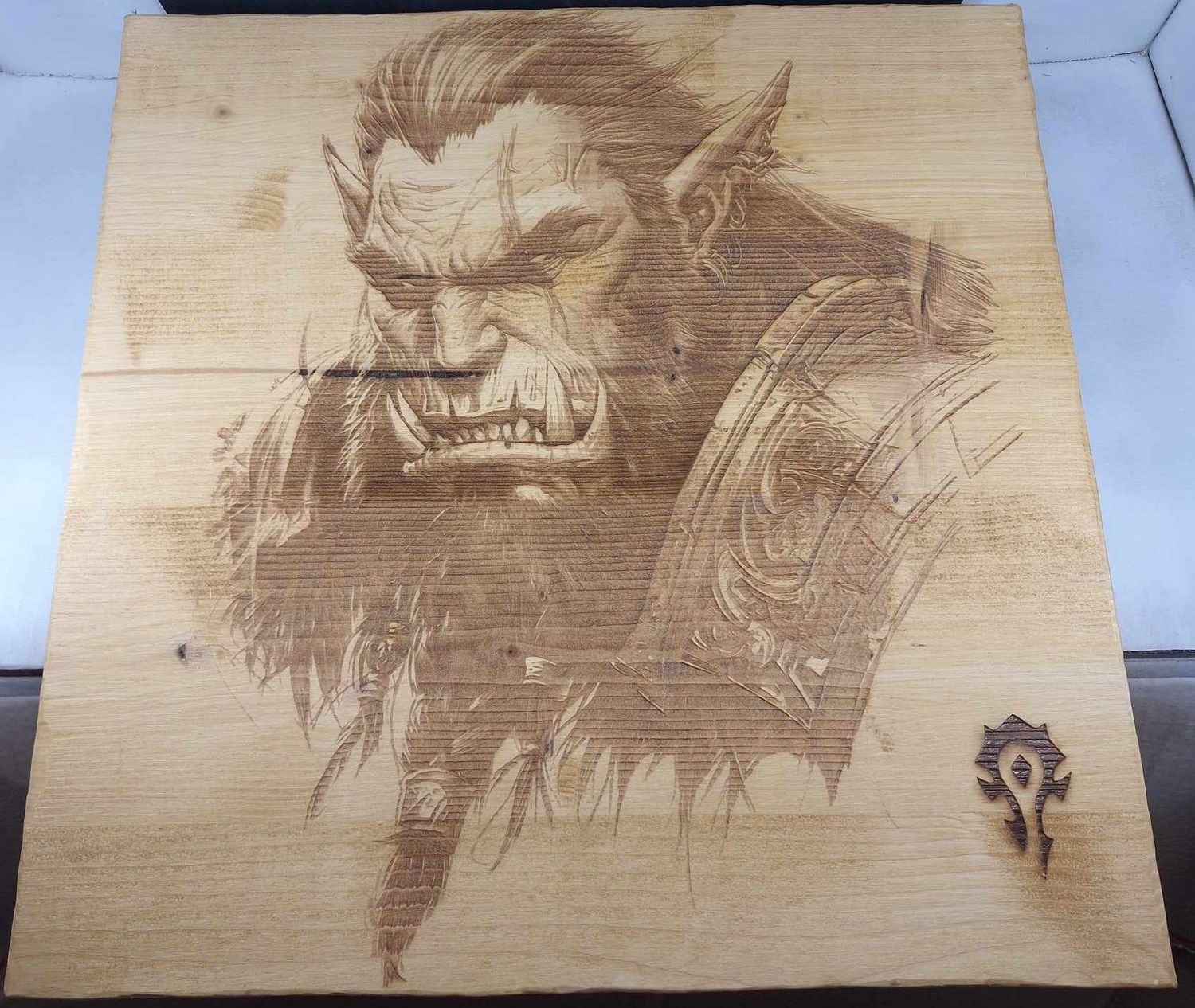 Pyrogravure laser d'un Orc sur bois