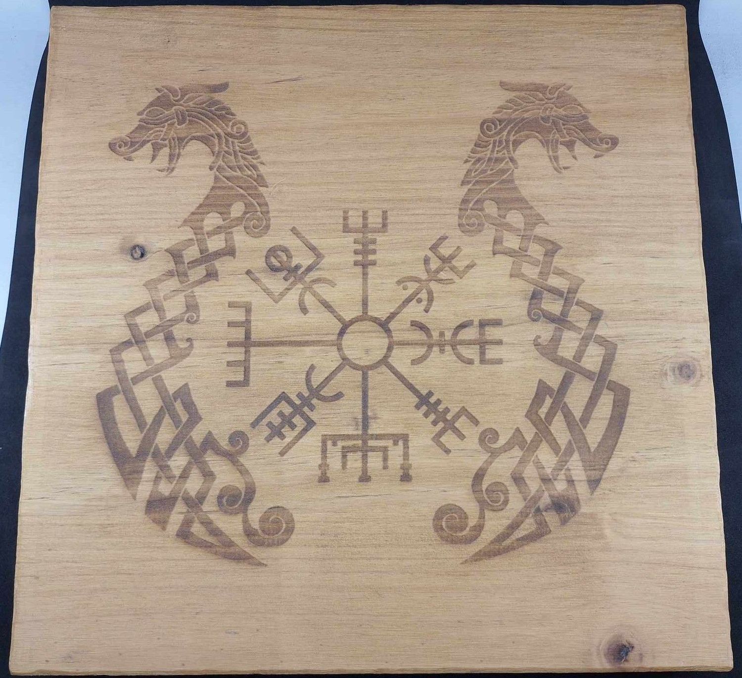 Pyrogravure laser d'un symbole nordique sur bois