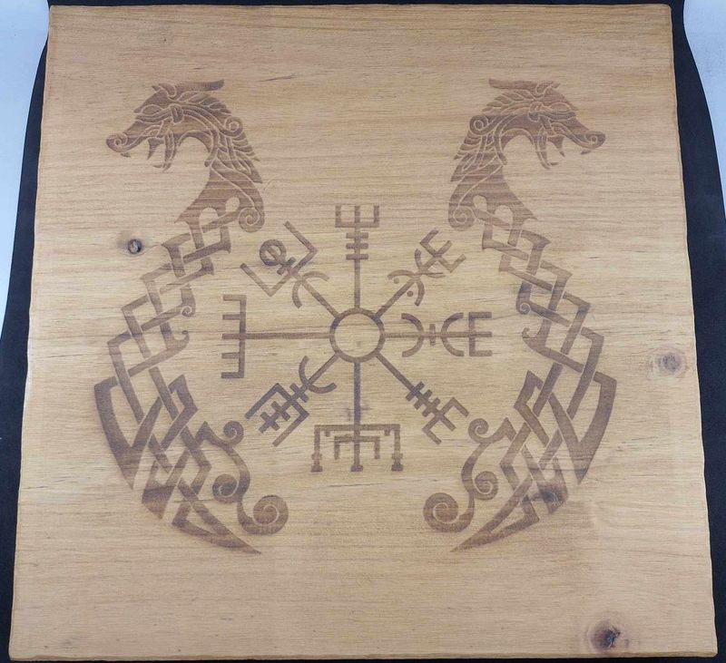 Pyrogravure laser d'un symbole nordique sur bois