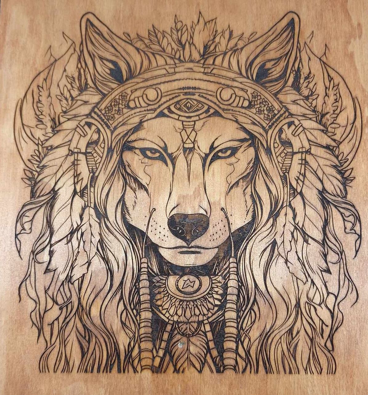 Pyrogravure laser d'un loup chaman sur bois