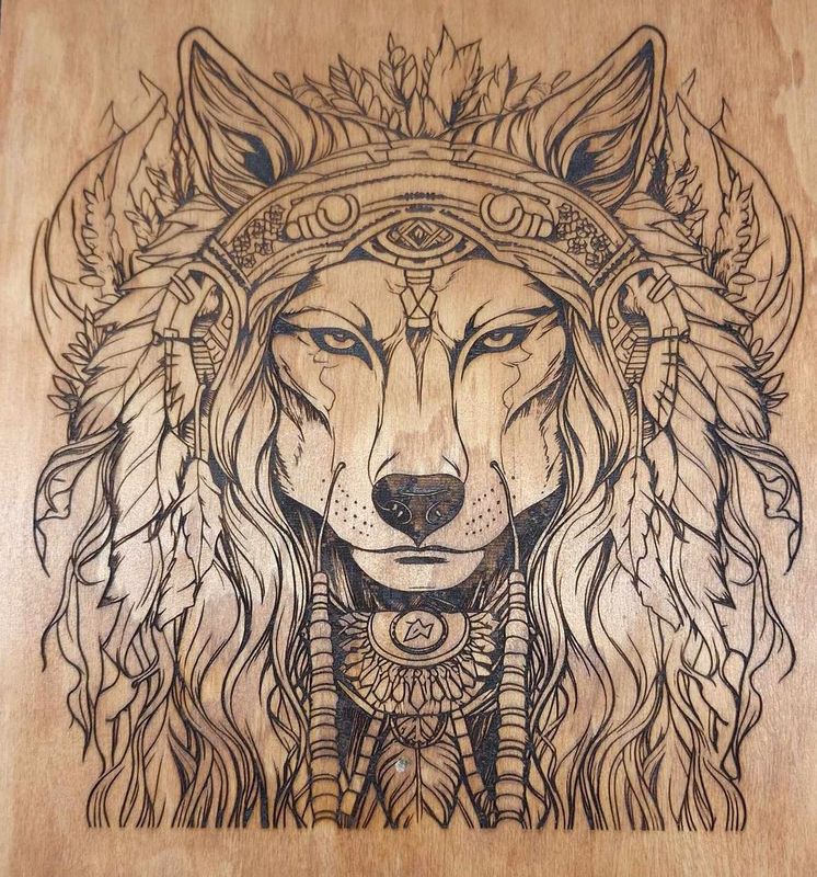 Pyrogravure laser d'un loup chaman sur bois