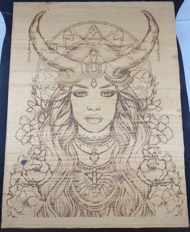 Pyrogravure laser d'une chamane sur bois