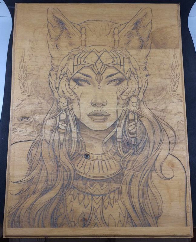 Pyrogravure laser d'une chamane sur bois