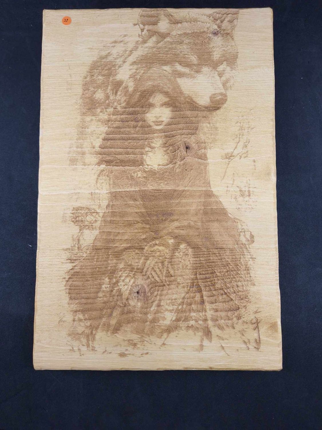 Pyrogravure laser d'une femme avec un loup sur bois