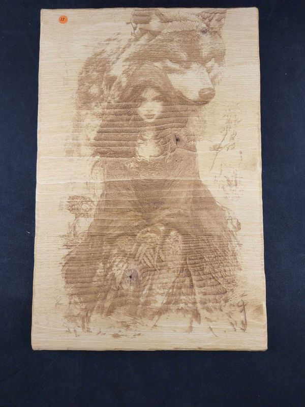 Pyrogravure laser d'une femme avec un loup sur bois