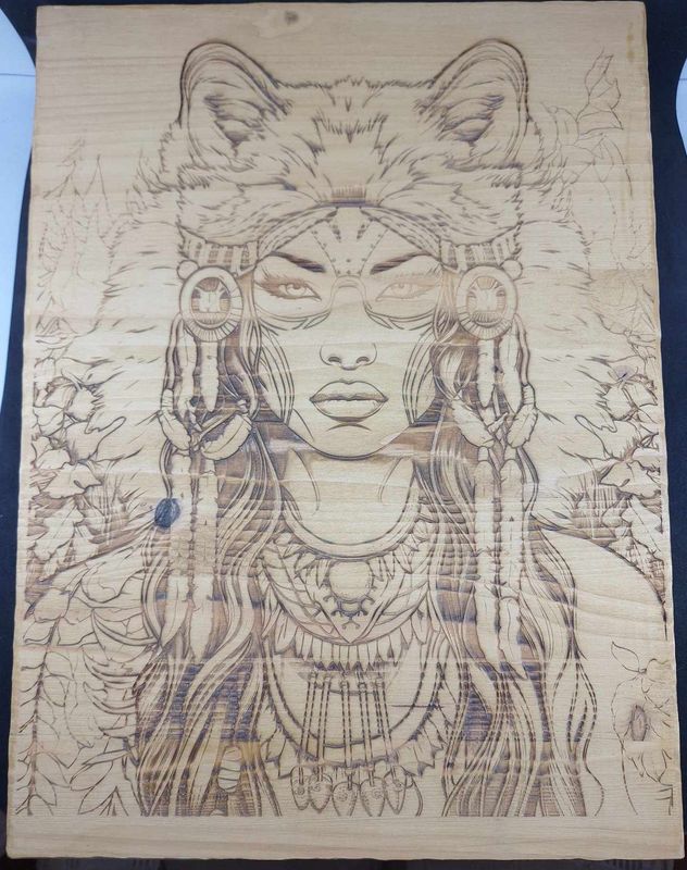 Pyrogravure laser d'une chamane sur bois
