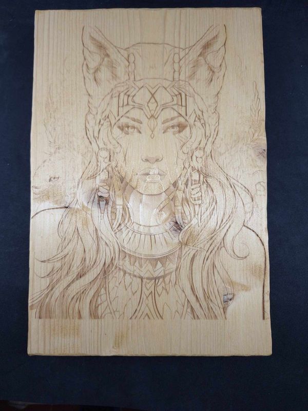Pyrogravure laser d'une chamane sur bois