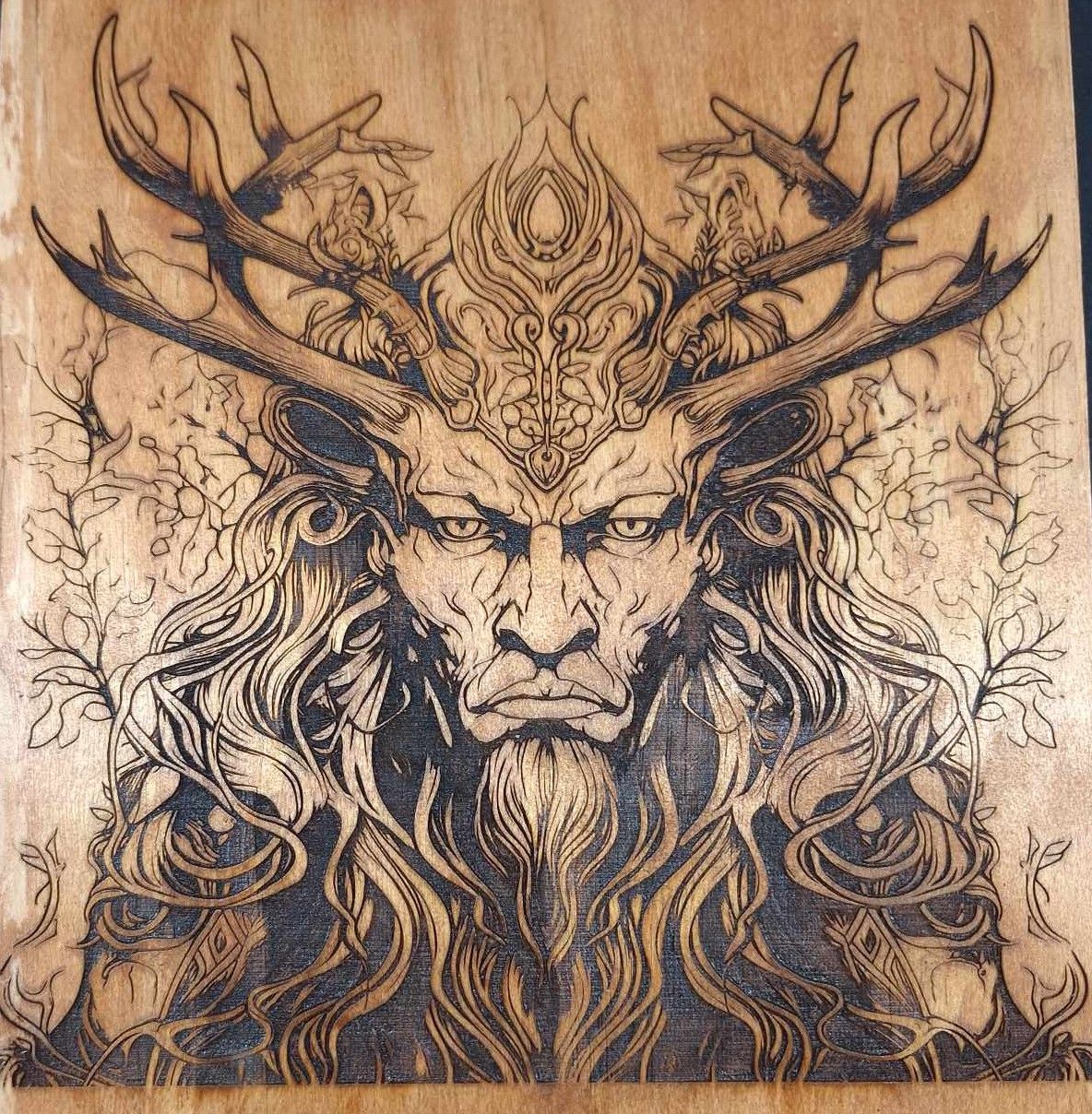 Pyrogravure laser d'un homme  cerf sur bois
