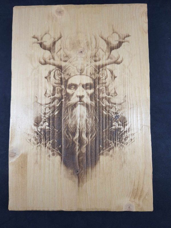 Pyrogravure laser d'un homme cerf sur bois