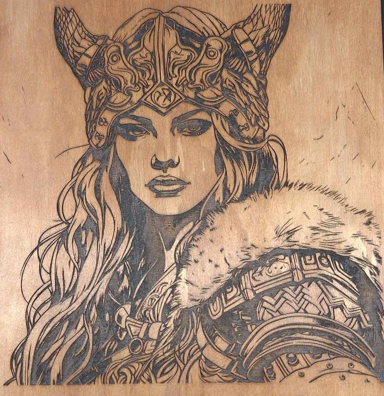 Pyrogravure laser d'une guerrière  sur bois