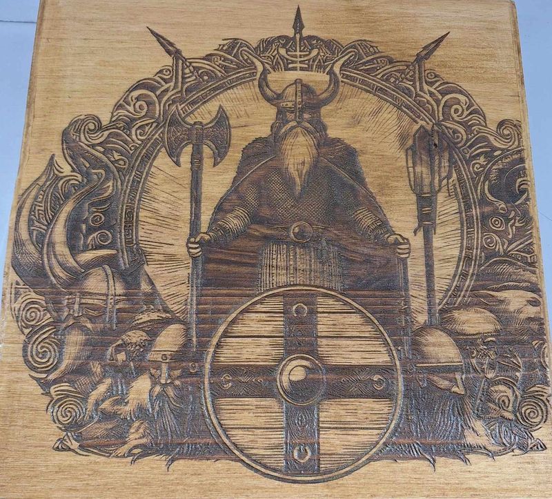 Pyrogravure laser d'un guerrier nordique sur bois