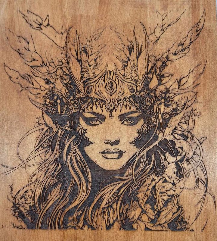 Pyrogravure laser d'une chamane sur bois